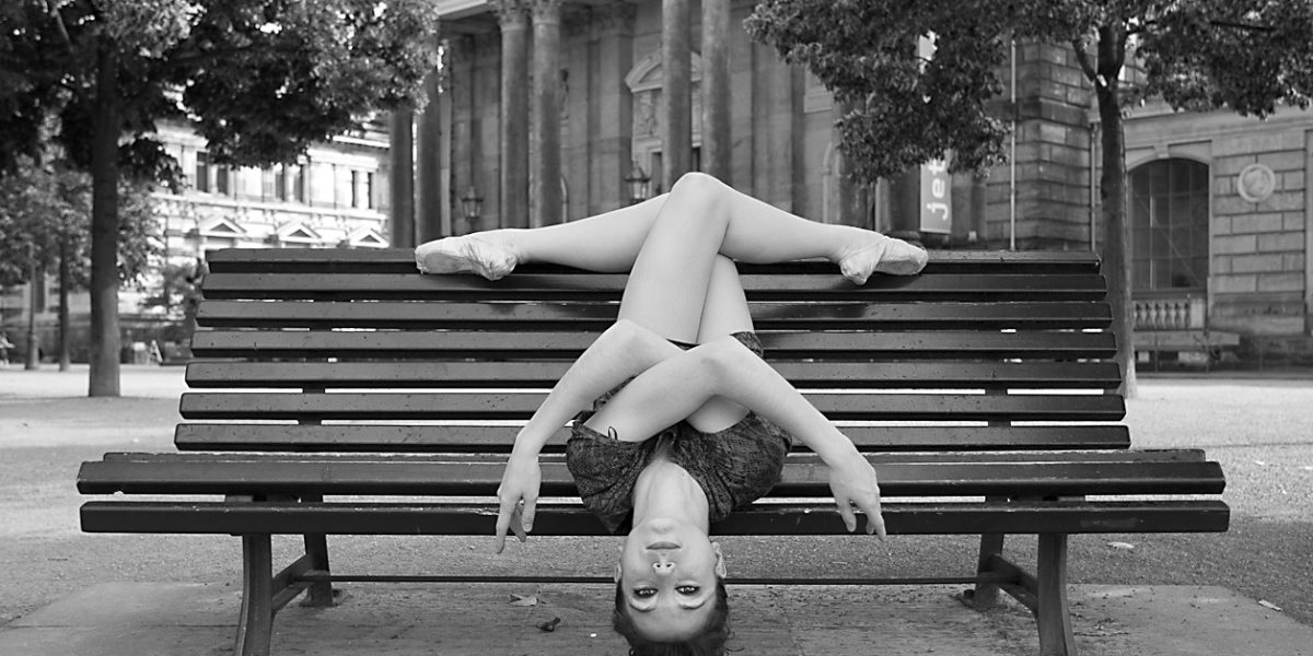 Balletttänzerin auf einer Parkbank